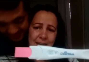 Casal que perseverou por 18 anos celebra resultado positivo de gravidez: ‘Glória a Deus'