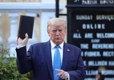 Visita de Donald Trump a igreja vandalizada é criticada por bispa