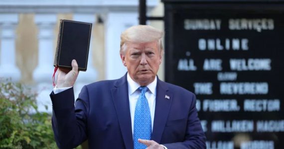 Visita de Donald Trump a igreja vandalizada é criticada por bispa