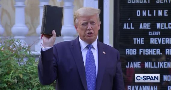 Trump visita igreja incendiada por vândalos durante protestos pela morte de George Floyd