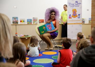 Facebook deleta página de mães que se opõem a sessão de leitura infantil com drag queens