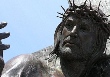 ‘Black Lives Matter’ incentiva derrubada de estátuas de Jesus por representarem 'supremacia branca'