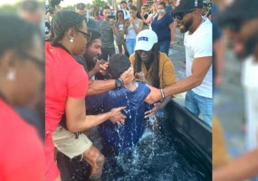 Pessoas se entregam a Jesus e são batizadas na rua em que George Floyd foi assassinado