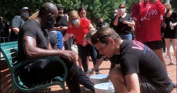 Cristãos lavam pés de manifestantes contra o racismo em gesto de humildade: ‘Vamos superar'
