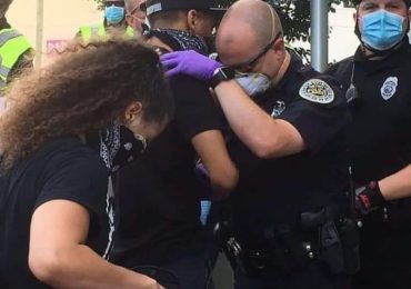 Policiais se unem a manifestantes em oração e gesto reduz tensão em protestos contra o racismo