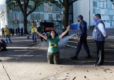 Polícia dispara spray de pimenta contra manifestantes enquanto oravam o ‘Pai Nosso’ no DF