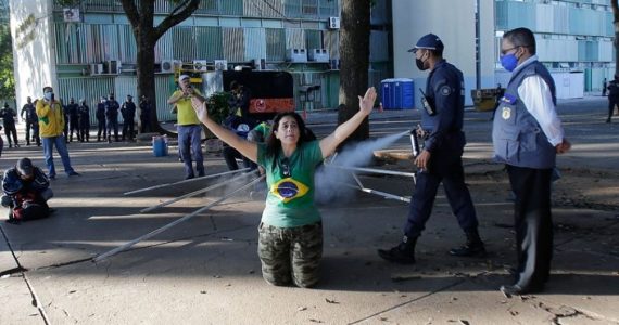 Polícia dispara spray de pimenta contra manifestantes enquanto oravam o ‘Pai Nosso’ no DF