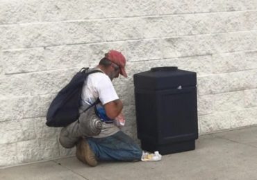 Com câncer, morador de rua ora a Deus pedindo refeição e se surpreende