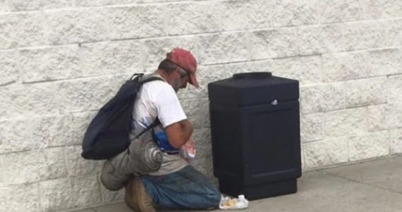 Com câncer, morador de rua ora a Deus pedindo refeição e se surpreende