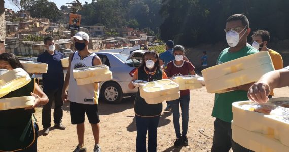 Cristãos doam 500 marmitas por dia para famílias em isolamento