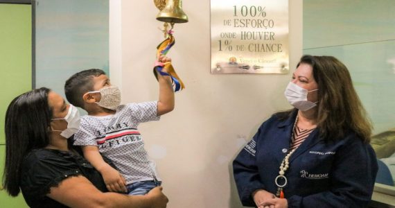 "Milagre de Deus", diz mãe de menino de 4 anos após finalizar tratamento de câncer