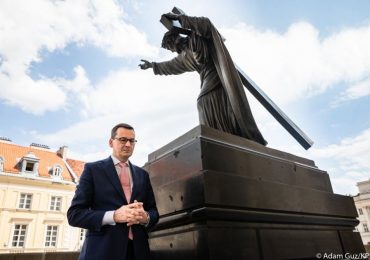 Polônia: primeiro-ministro ora em frente a estátua de Jesus vandalizada por LGBTs
