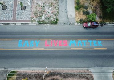 Ativista pinta defesa da vida em frente a clínica de aborto: ‘Baby lives matter’