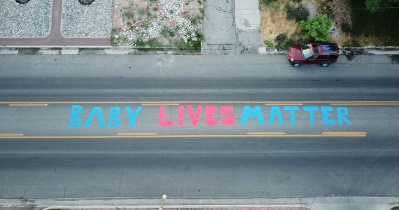 Ativista pinta defesa da vida em frente a clínica de aborto: ‘Baby lives matter’