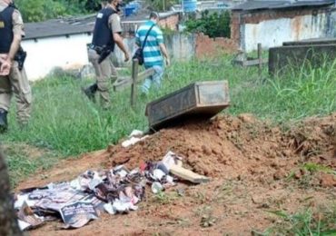 Igreja é acusada de enterrar caixão sem corpo em ritual medonho