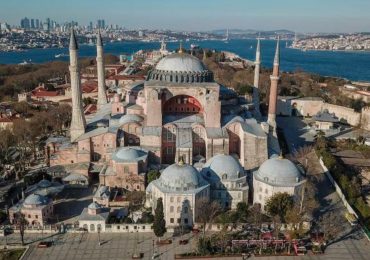 Turquia transforma igreja em mesquita e convida papa Francisco ao templo