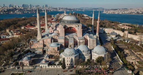 Turquia transforma igreja em mesquita e convida papa Francisco ao templo