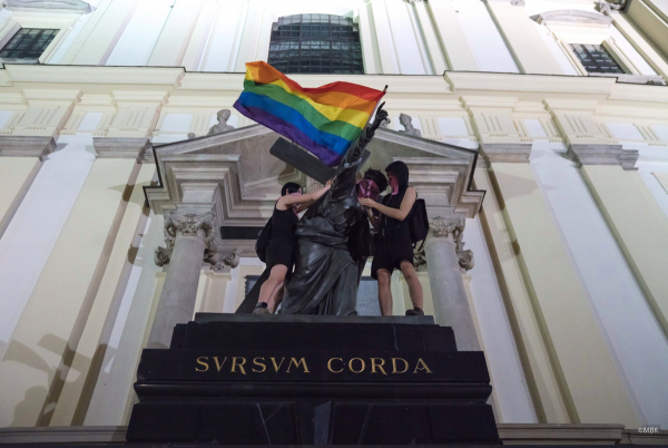 Polônia: primeiro-ministro ora em frente a estátua de Jesus vandalizada por LGBTs