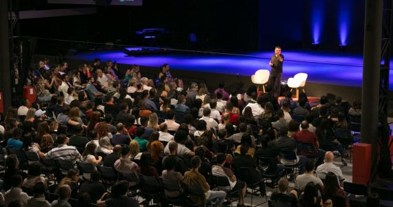 Parede preta na igreja pode? Pastor provoca: ‘É para a glória de Deus?'