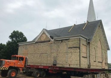 Igreja de 121 anos é removida e levada de caminhão para novo terreno