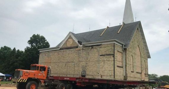 Igreja de 121 anos é removida e levada de caminhão para novo terreno