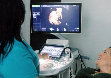 Igreja abre centro de apoio à gravidez em frente a clínica de abortos para salvar vidas