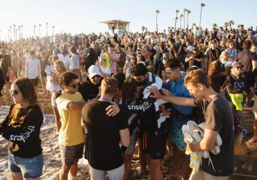 Em meio à pandemia, cristãos vivenciam avivamento em cultos ao ar livre na praia