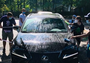 Adolescentes lavam carros para vítimas de explosão no Líbano