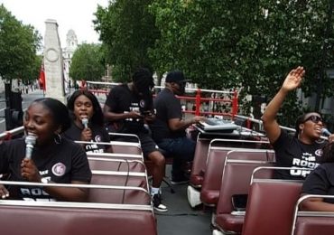 Cristãos cantam e oram em ônibus a céu aberto para levar esperança na pandemia