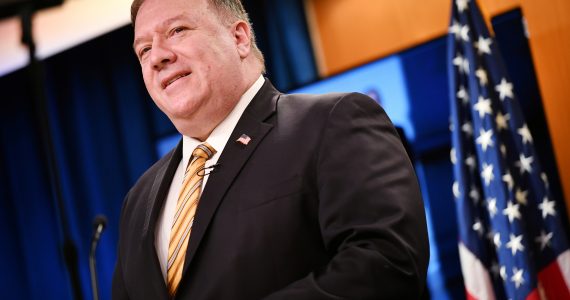 Pompeo diz para cristãos falarem da fé "em praça pública”