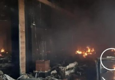 ‘Deus nos levantará das cinzas’: funcionária de shopping incendiado encontra Bíblia intacta