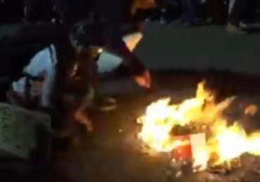 Manifestantes do Black Lives Matter incineram Bíblias durante protesto
