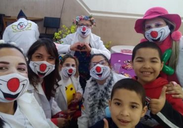 "Doutores da Graça" fazem ação com crianças pregando a Jesus