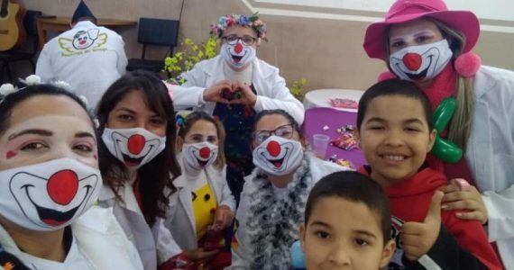 "Doutores da Graça" fazem ação com crianças pregando a Jesus