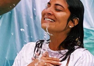 Irmã da atriz Juliana Paes é batizada nas águas: 'Uma paz que excede todo o entendimento'
