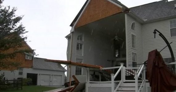 Tempestade Isaías ‘rasga' casa ao meio e família agradece a Deus por sair ilesa