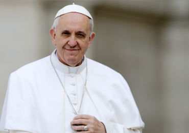 Papa Francisco trata homens trans como "meninas" ao elogiar ação social de freira