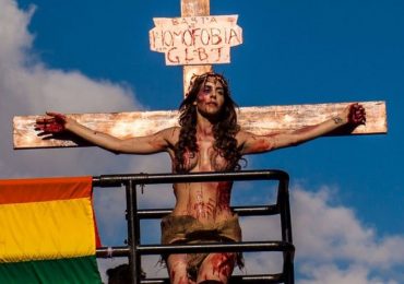 Sikêra Jr. condenado a indenizar transexual que se fantasiou de Jesus na Parada Gay