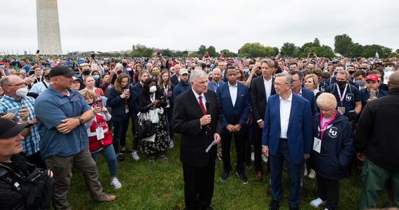 Franklin Graham reúne milhares de pessoas para orar pelos EUA