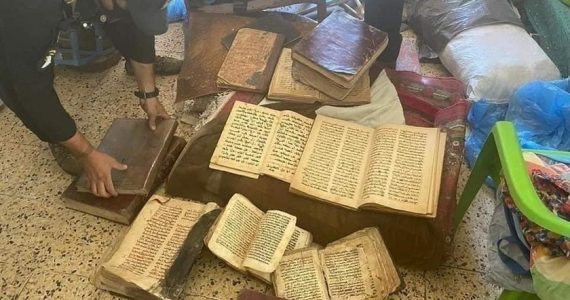 Polícia encontra antigos manuscritos bíblicos com terrorista