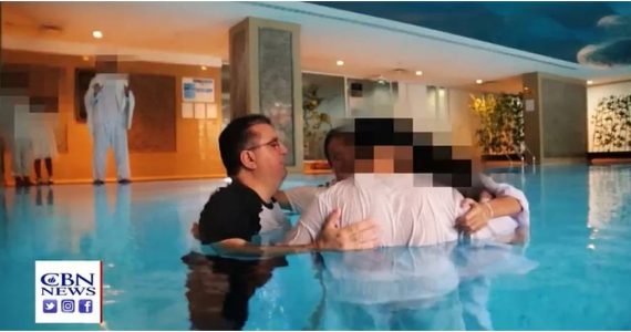Convertidos, cristãos iranianos fazem batismo em segredo