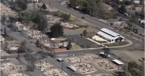 Incêndio destrói bairro, mas igreja permanece, diz pastor
