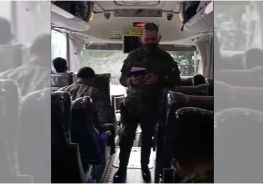 Militar prega para colegas em ônibus e vários se convertem