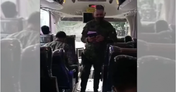 Militar prega para colegas em ônibus e vários se convertem