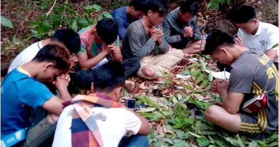 Cristãos fazem oração na floresta pra escapar da perseguição