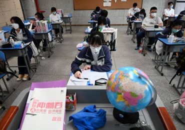 Contra “reacionários”, China proíbe professores de citarem Deus em aula