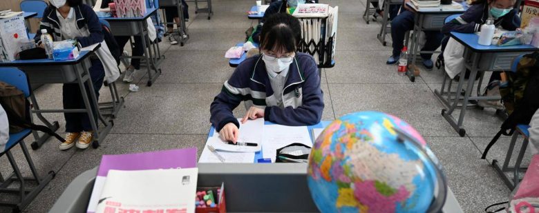 Contra “reacionários”, China proíbe professores de citarem Deus em aula