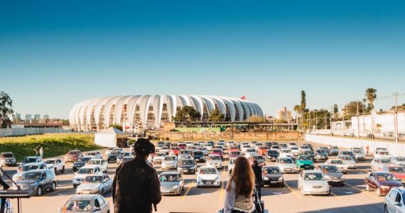 Motorista de aplicativo vai parar em culto drive-in com passageira