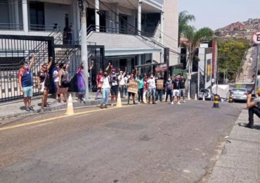 Ativistas LGBT protestam contra André e Ana Paula Valadão na Igreja Batista da Lagoinha