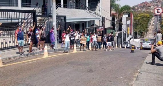 Ativistas LGBT protestam contra André e Ana Paula Valadão na Igreja Batista da Lagoinha